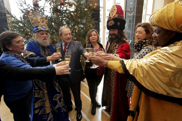 Roberto Sánchez Ramos, Wenceslao López, Ana Taboada y Cristina Pontón brindan con los ayudantes de los Reyes Magos en el Salón de Té del Teatro Campoamor. 