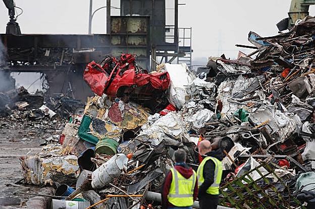 Estado en el que amaneció Desguaces Riestra una vez que los bomberos dieron por controlado el incendio después de trece horas activo. 