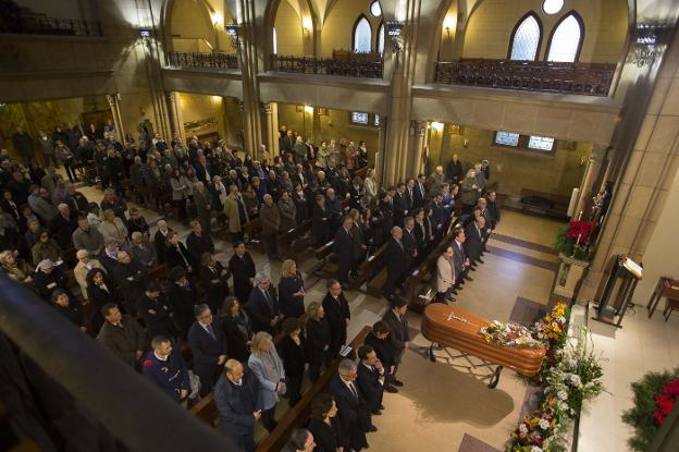 La iglesia de la Asunción se llenó para despedir al jurista asturiano Aurelio Menéndez. 