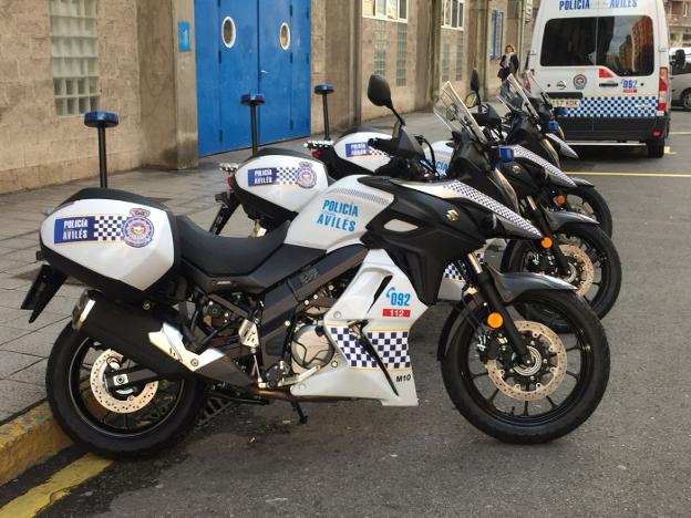 Las tres nuevas motocicletas de la Policía Local, ayer estacionadas en José Cueto. 