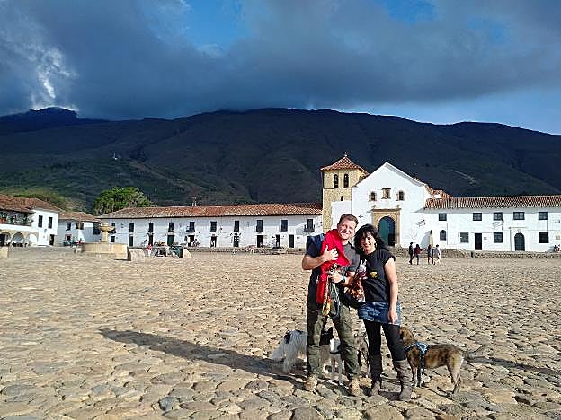 Irene con su marido, Bernhard Langer, y sus perros, en Villa de Leyva, Colombia.