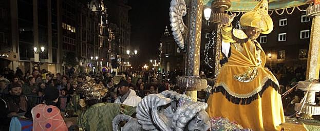 El Rey Baltasar saluda a los numerosos congregados.