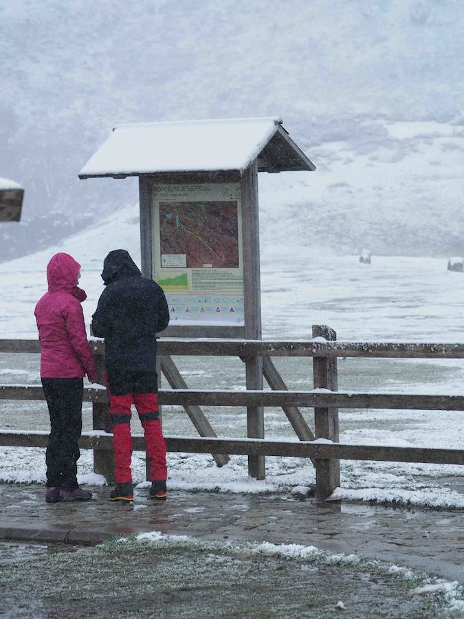 Los Lagos de Covadonga, cubiertos por la nieve