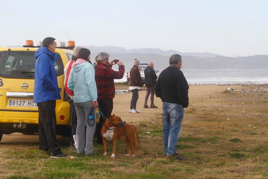 Al parecer, la mujer cayó al mar junto con un compañero al ser arrastrados por una ola en la desembocadura de la ría de Avilés mientras corrían