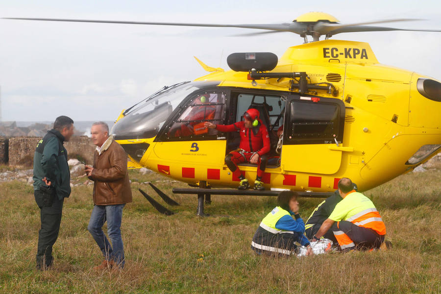 Al parecer, la mujer cayó al mar junto con un compañero al ser arrastrados por una ola en la desembocadura de la ría de Avilés mientras corrían
