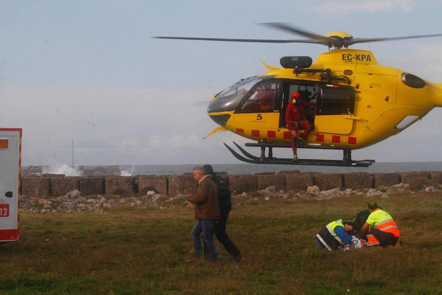 Al parecer, la mujer cayó al mar junto con un compañero al ser arrastrados por una ola en la desembocadura de la ría de Avilés mientras corrían