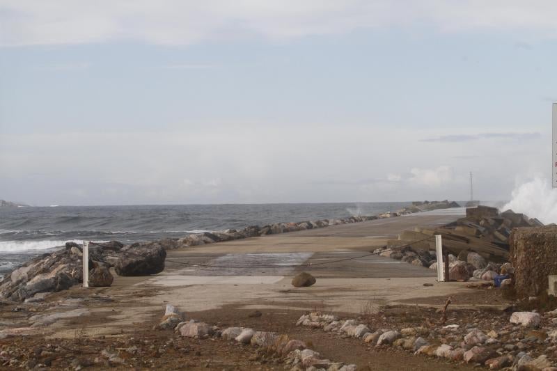 Al parecer, la mujer cayó al mar junto con un compañero al ser arrastrados por una ola en la desembocadura de la ría de Avilés mientras corrían