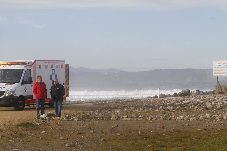 Al parecer, la mujer cayó al mar junto con un compañero al ser arrastrados por una ola en la desembocadura de la ría de Avilés mientras corrían