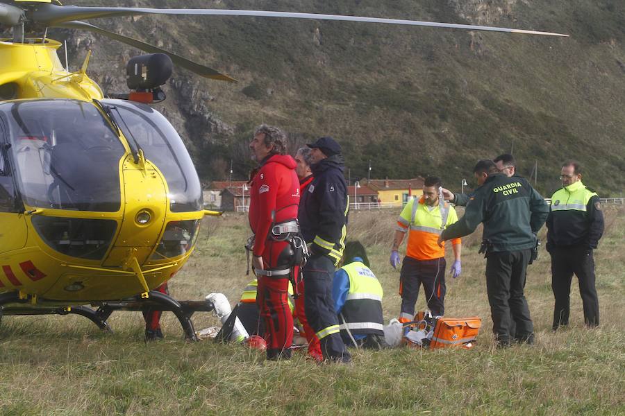 Al parecer, la mujer cayó al mar junto con un compañero al ser arrastrados por una ola en la desembocadura de la ría de Avilés mientras corrían