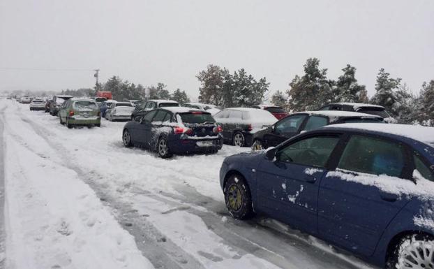 La DGT pide extremar precaución por la nieve, que continuará durante todo el día