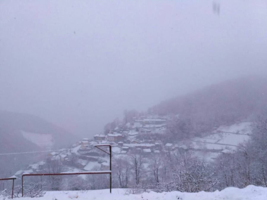 El descenso de las temperaturas unido a las precipitaciones registradas en las últimas horas dejan un manto blanco en las zonas altas del Principado