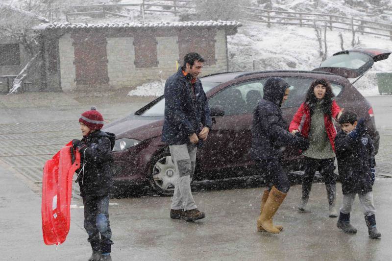 El descenso de las temperaturas unido a las precipitaciones registradas en las últimas horas dejan un manto blanco en las zonas altas del Principado