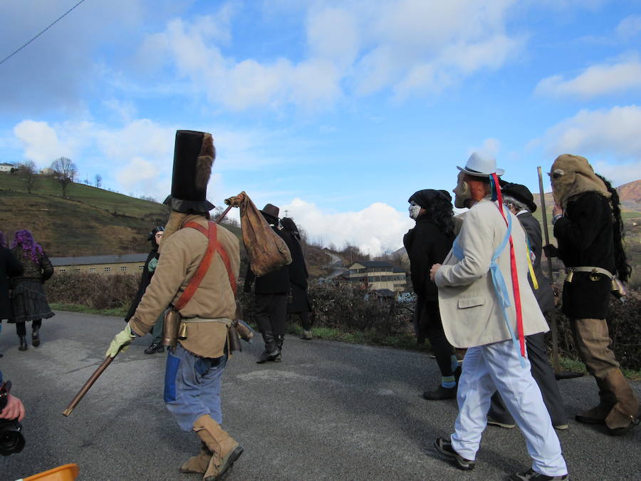 Os Reises, a la caza del aguinaldo en Ibias