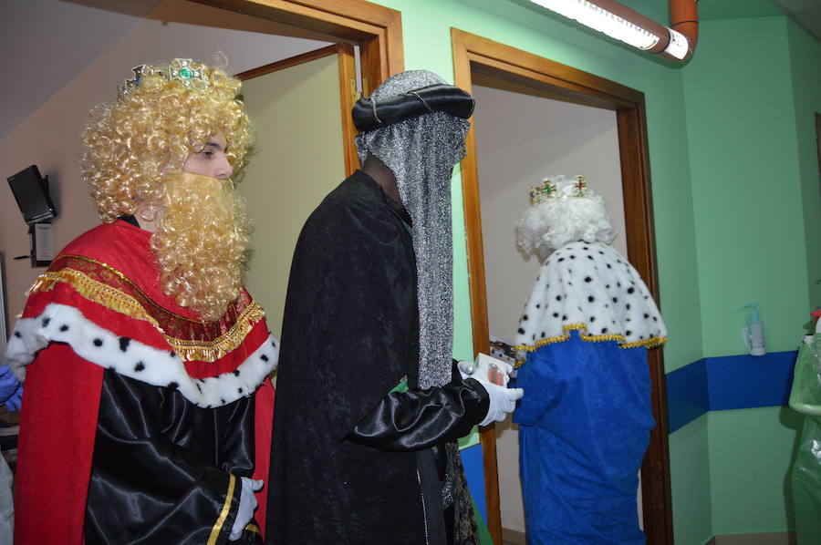 La parada más solidaria de los Reyes Magos en Cangas del Narcea