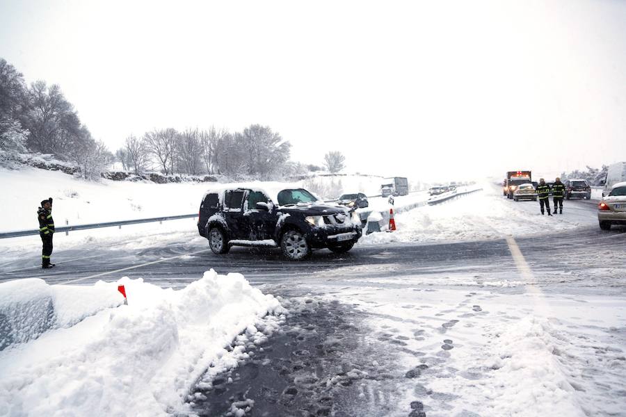 Las intensas nevadas han obligado a movilizar al Ejército, que trabaja "a destajo" para liberar a las personas inmovilizadas por la nieve en la autovía, que sigue "prácticamente intransitable"