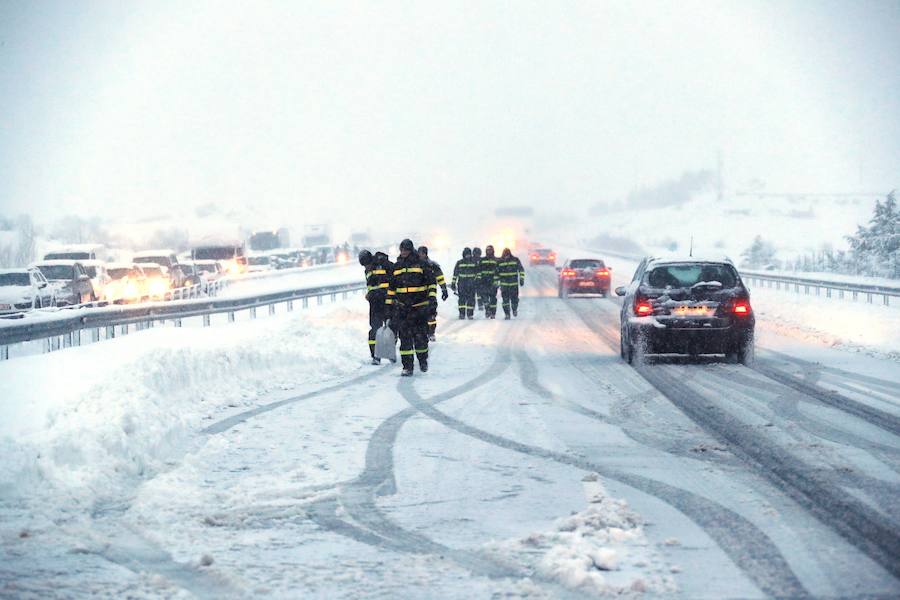 Las intensas nevadas han obligado a movilizar al Ejército, que trabaja "a destajo" para liberar a las personas inmovilizadas por la nieve en la autovía, que sigue "prácticamente intransitable"