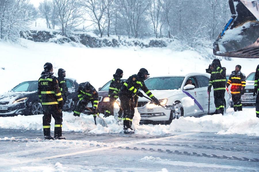 Las intensas nevadas han obligado a movilizar al Ejército, que trabaja "a destajo" para liberar a las personas inmovilizadas por la nieve en la autovía, que sigue "prácticamente intransitable"