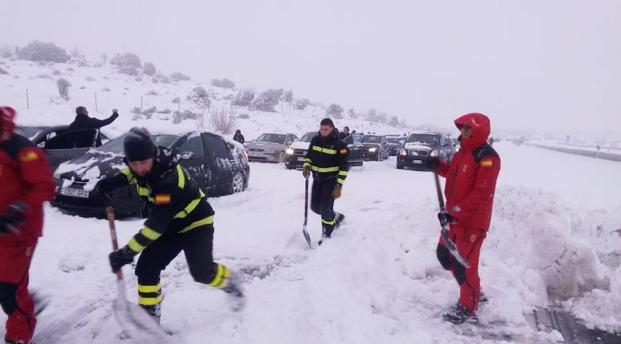 Las intensas nevadas han obligado a movilizar al Ejército, que trabaja "a destajo" para liberar a las personas inmovilizadas por la nieve en la autovía, que sigue "prácticamente intransitable"