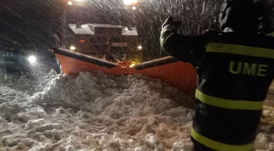 Las intensas nevadas han obligado a movilizar al Ejército, que trabaja "a destajo" para liberar a las personas inmovilizadas por la nieve en la autovía, que sigue "prácticamente intransitable"