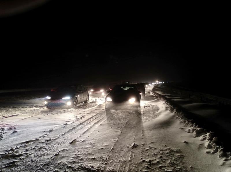 Las intensas nevadas han obligado a movilizar al Ejército, que trabaja "a destajo" para liberar a las personas inmovilizadas por la nieve en la autovía, que sigue "prácticamente intransitable"