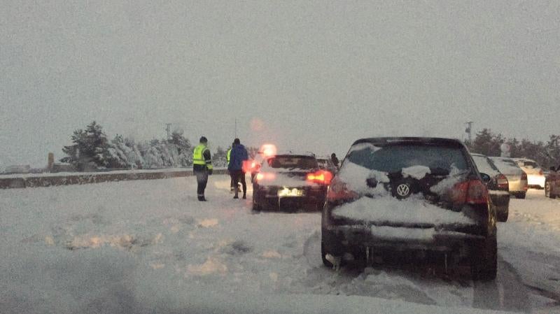 Las intensas nevadas han obligado a movilizar al Ejército, que trabaja "a destajo" para liberar a las personas inmovilizadas por la nieve en la autovía, que sigue "prácticamente intransitable"