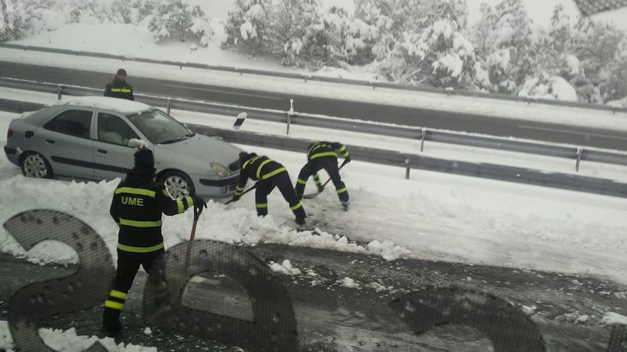 Las intensas nevadas han obligado a movilizar al Ejército, que trabaja "a destajo" para liberar a las personas inmovilizadas por la nieve en la autovía, que sigue "prácticamente intransitable"