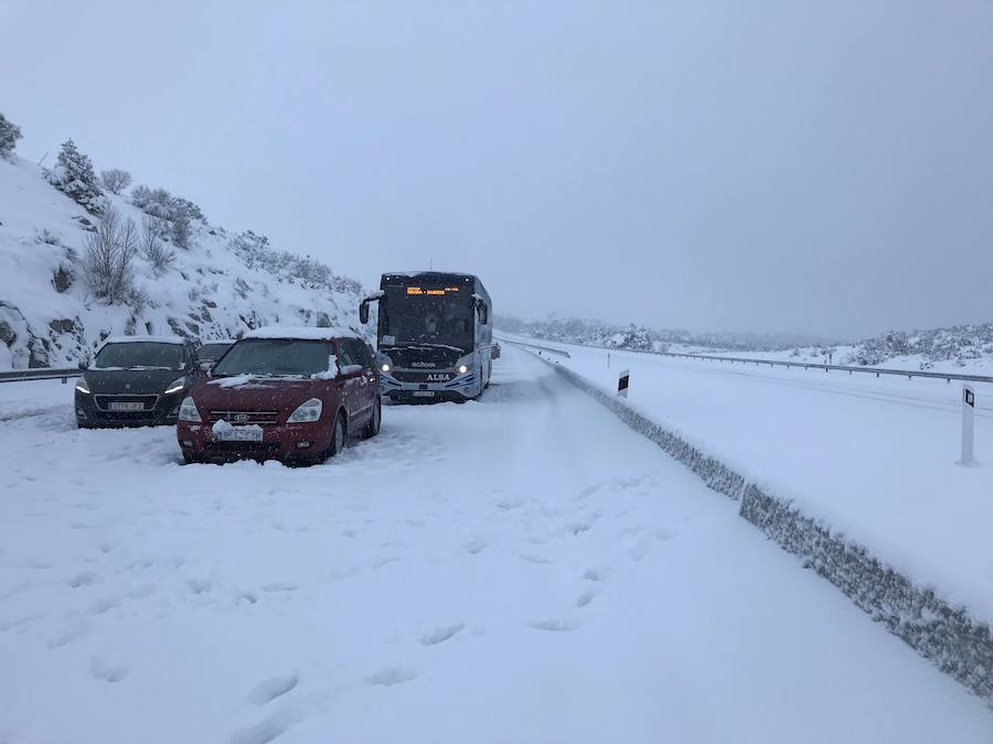 Las intensas nevadas han obligado a movilizar al Ejército, que trabaja "a destajo" para liberar a las personas inmovilizadas por la nieve en la autovía, que sigue "prácticamente intransitable"