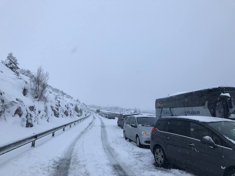 Las intensas nevadas han obligado a movilizar al Ejército, que trabaja "a destajo" para liberar a las personas inmovilizadas por la nieve en la autovía, que sigue "prácticamente intransitable"