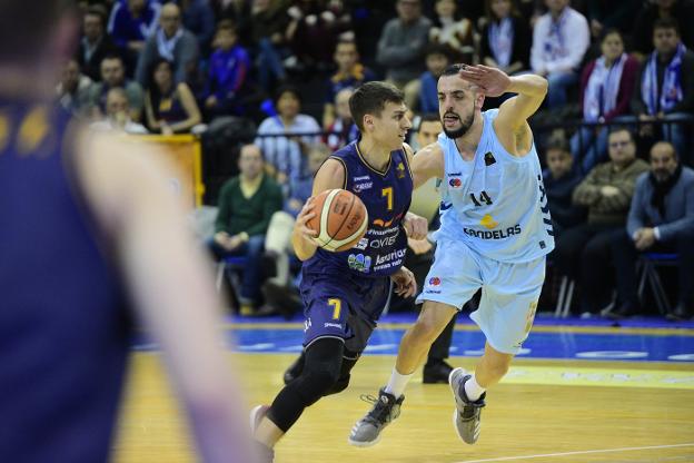 Fabio Santana dirige presionado por José Arco. 