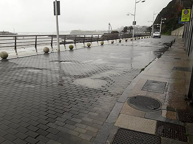 Aspecto que ofrece el firme de pavimento del paseo marítimo. :: P. G.-P.