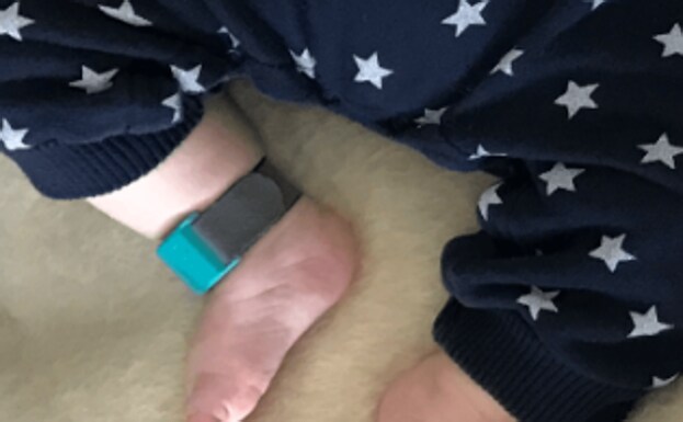 En bebés se puede colocar la pulsera en el tobillo.