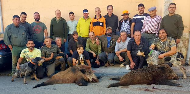 Grupo de asturianos en Buiza, con dos buenos ejemplares. 