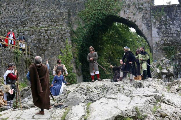 Un momento de la recreación en el Puente Romano. 