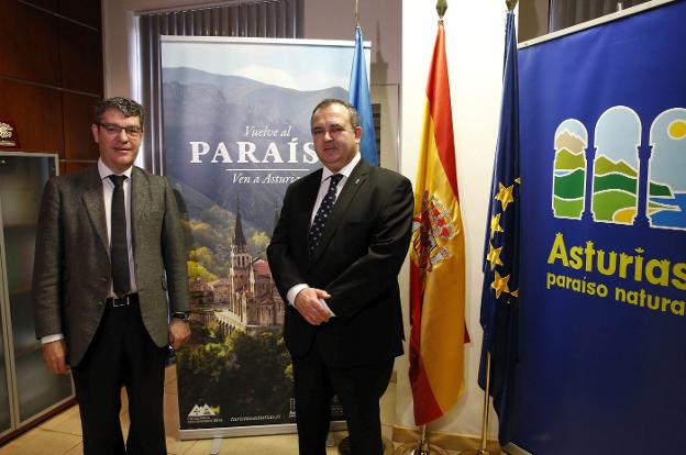 El ministro Álvaro Nadal y el consejero Isaac Pola, en la sede de Industria y Turismo. 