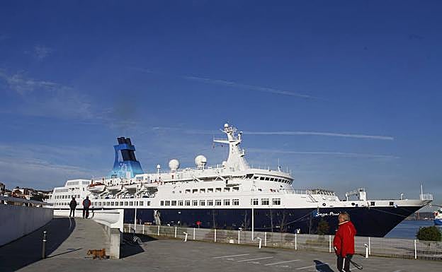 El Saga Pearl II, en una escala anterior a la ciudad