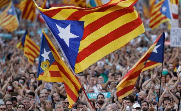 Esteladas y lazos amarillos durante una manifestación en Barcelona.