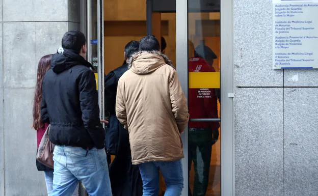 Condenados a casi 5 años de cárcel los dos hermanos que apuñalaron al portero de un pub en Oviedo