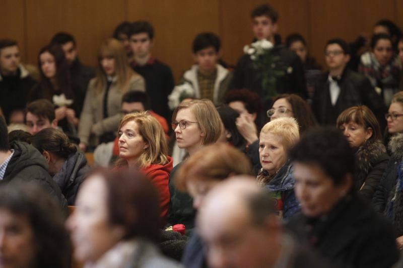 La capilla del tanatorio de Cabueñes se llenó para despedir al docente del instituto Doña Jimena. Tampoco faltaron sus alumnos.