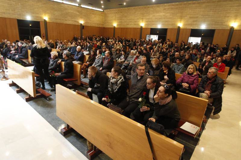 La capilla del tanatorio de Cabueñes se llenó para despedir al docente del instituto Doña Jimena. Tampoco faltaron sus alumnos.