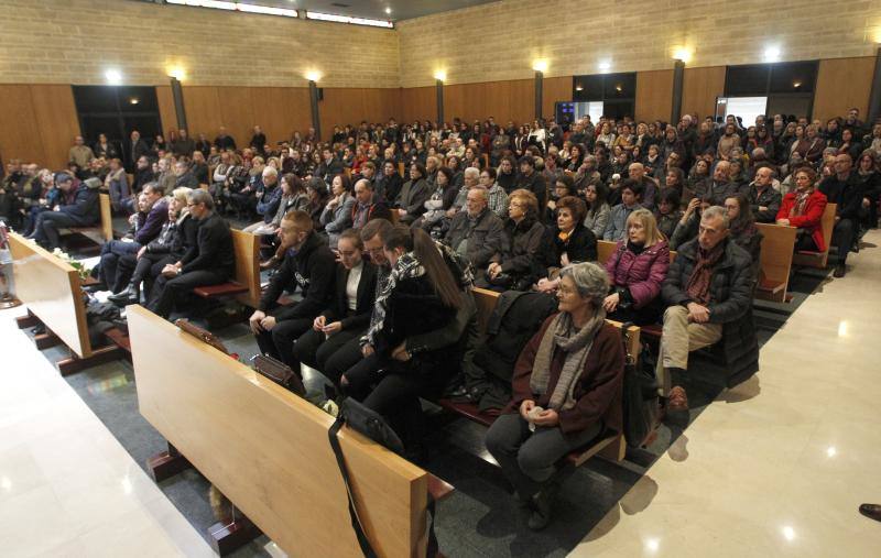 La capilla del tanatorio de Cabueñes se llenó para despedir al docente del instituto Doña Jimena. Tampoco faltaron sus alumnos.