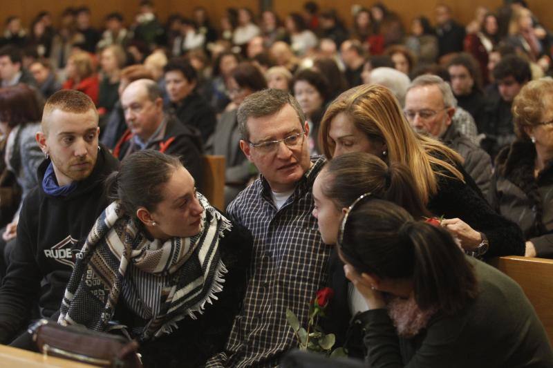 La capilla del tanatorio de Cabueñes se llenó para despedir al docente del instituto Doña Jimena. Tampoco faltaron sus alumnos.