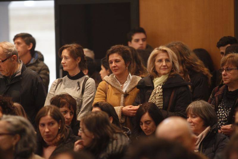 La capilla del tanatorio de Cabueñes se llenó para despedir al docente del instituto Doña Jimena. Tampoco faltaron sus alumnos.