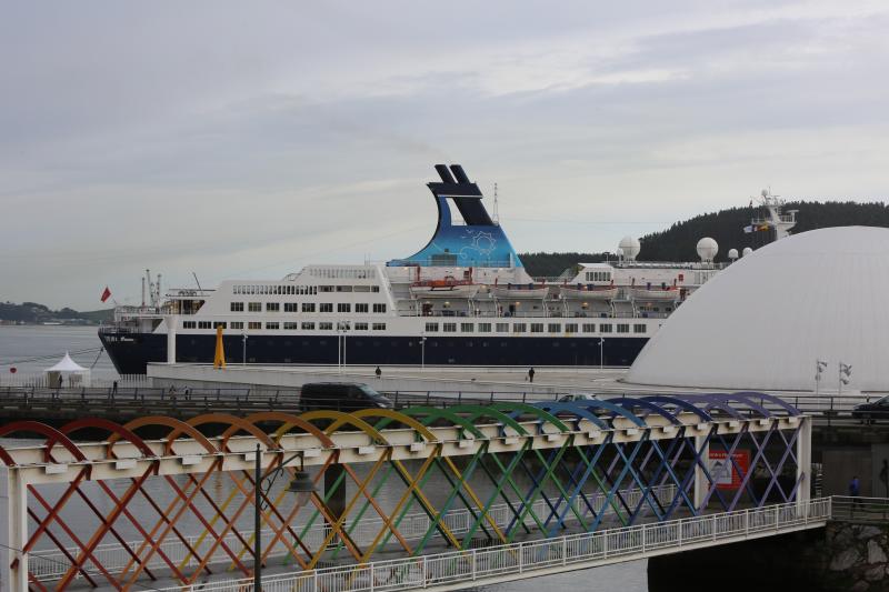 El mal estado de la mar en finisterre ha obligado a desviarse y hacer escala en Avilés al crucero Saga Pearl II, que realizaba una ruta entre Southampton, en el Reino Unido, hasta Funchal. 411 cruceristas y 271 trabajadores se encuentran ya en la ciudad.