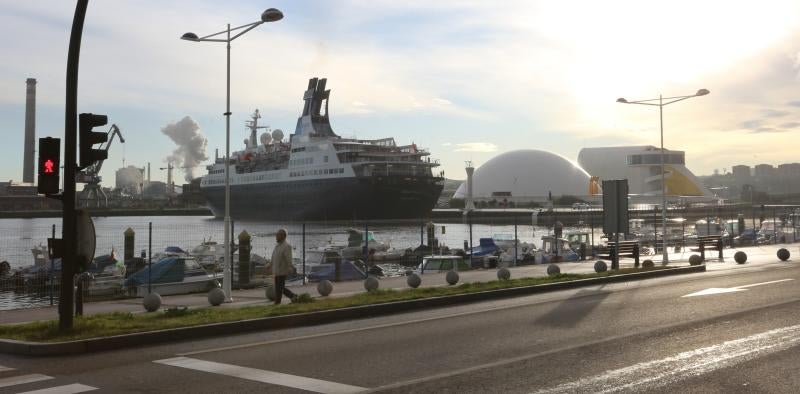 El mal estado de la mar en finisterre ha obligado a desviarse y hacer escala en Avilés al crucero Saga Pearl II, que realizaba una ruta entre Southampton, en el Reino Unido, hasta Funchal. 411 cruceristas y 271 trabajadores se encuentran ya en la ciudad.