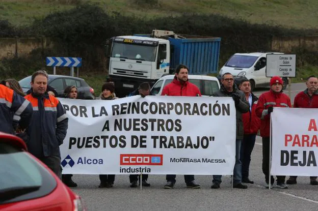 Concentración celebrada ayer a la entrada de Alcoa. 