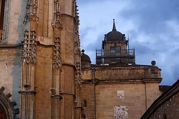 La linterna de la capilla de Santa Bárbara, con andamios pero la vidriera rota ya completa. 