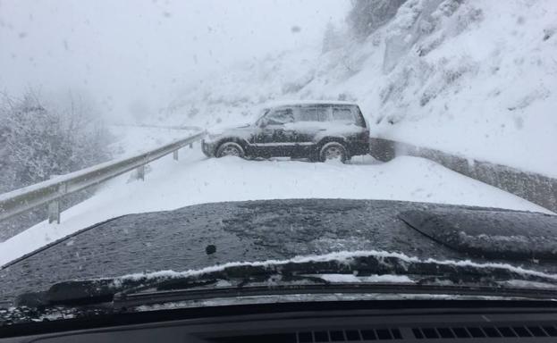 Vistas del todoterreno atrapado en L'Angliru en el momento del rescate