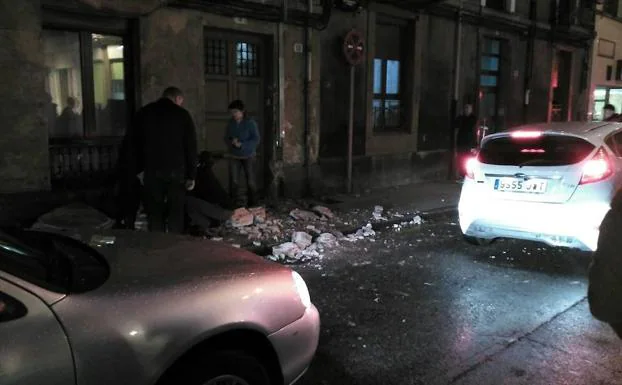Una mujer, herida tras desplomarse una terraza en la calle Cean Bermúdez de Gijón