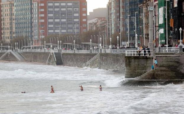Varios bañistas, esta tarde en la playa de San Lorenzo de Gijón. 