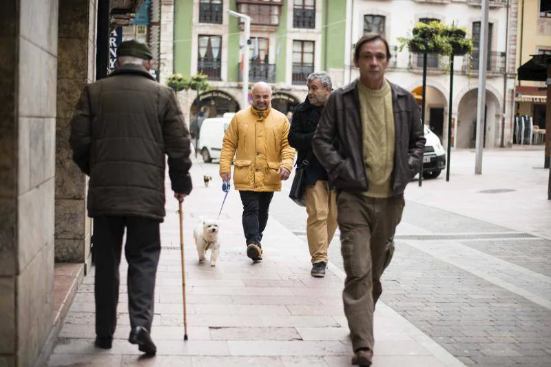 Los asturianos desafían la jornada de frío, lluvia y viento